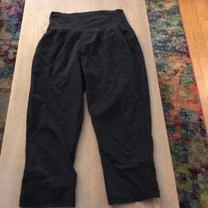 Black lululemon crop pants with pockets.